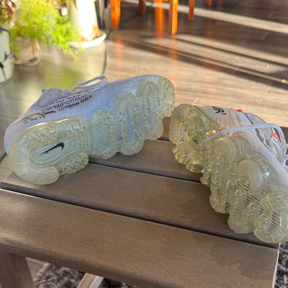 Nike White Air VaporMax with Translucent Soles - Picture 5 of 11